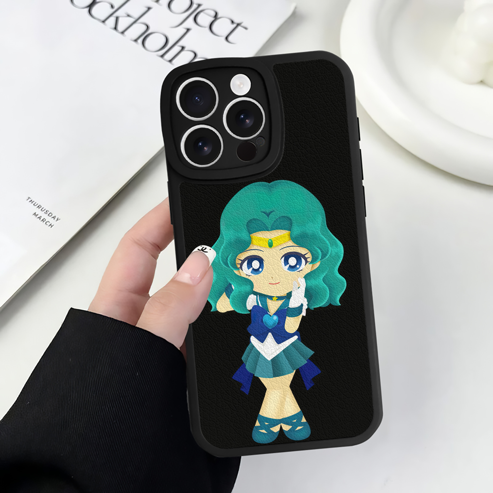（画像用） 美少女戦士セーラームーン 海王 みちる（かいおう みちる） Sailor Moon Kaiou Michiru 【iPhone 16シリーズ対応】シリコンスマホケース（レザー調） 材質：シリコン